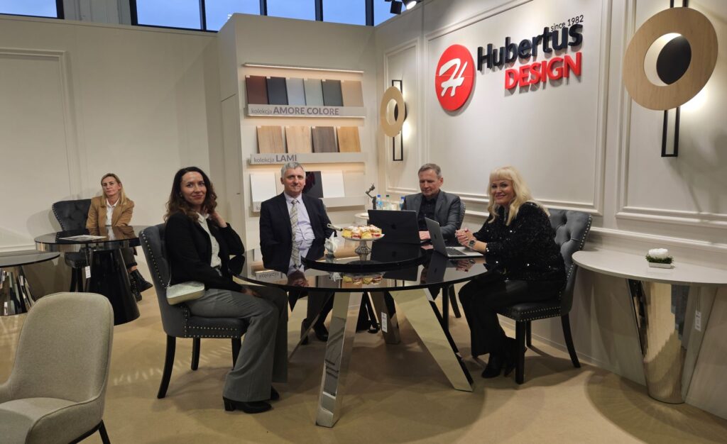 Niepodświetlane logo 3D ze styroduru z licem – realizacja DECOPARK