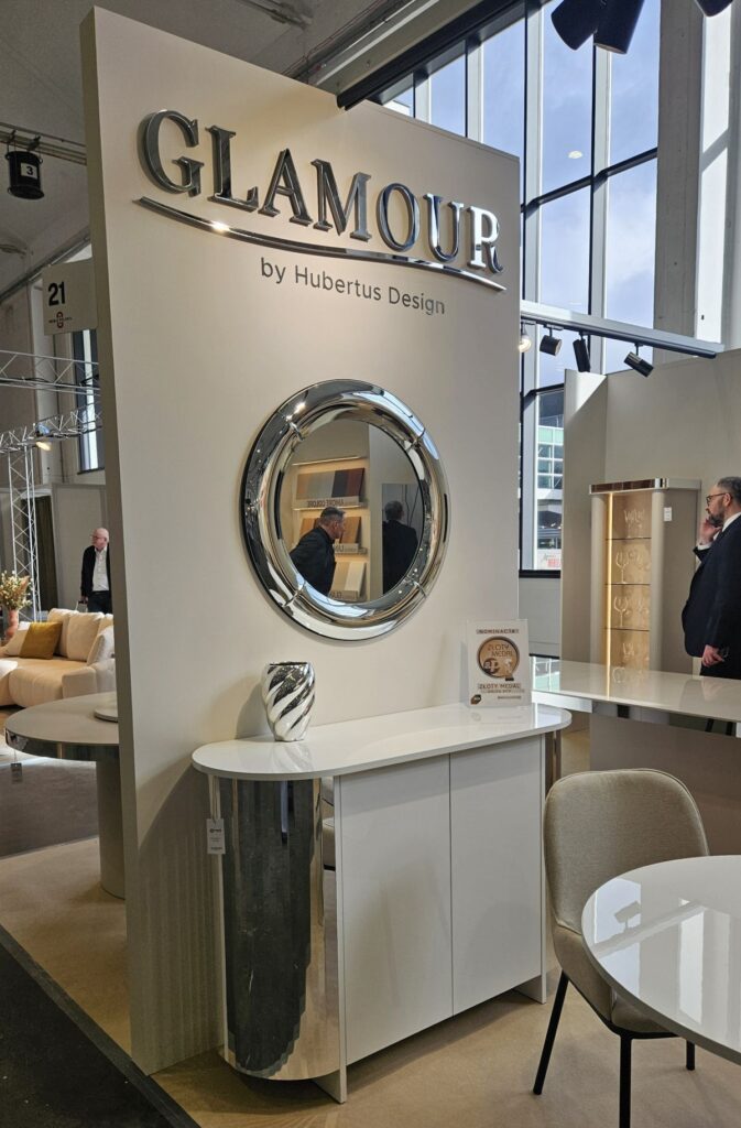 Niepodświetlane logo 3D ze styroduru z licem – realizacja DECOPARK