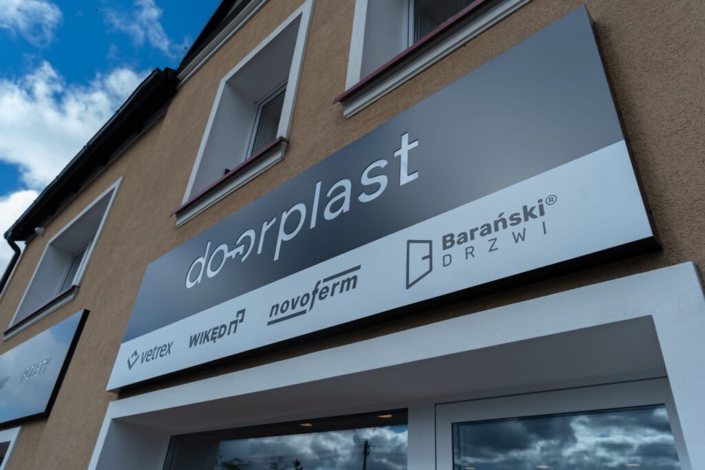 Kaseton reklamowy z dibondu LED – realizacja DECOPARK