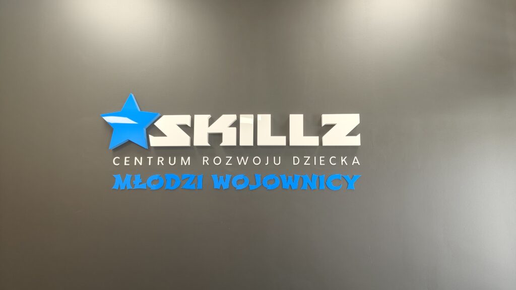 Niepodświetlane logo 3D ze styroduru z licem – realizacja DECOPARK