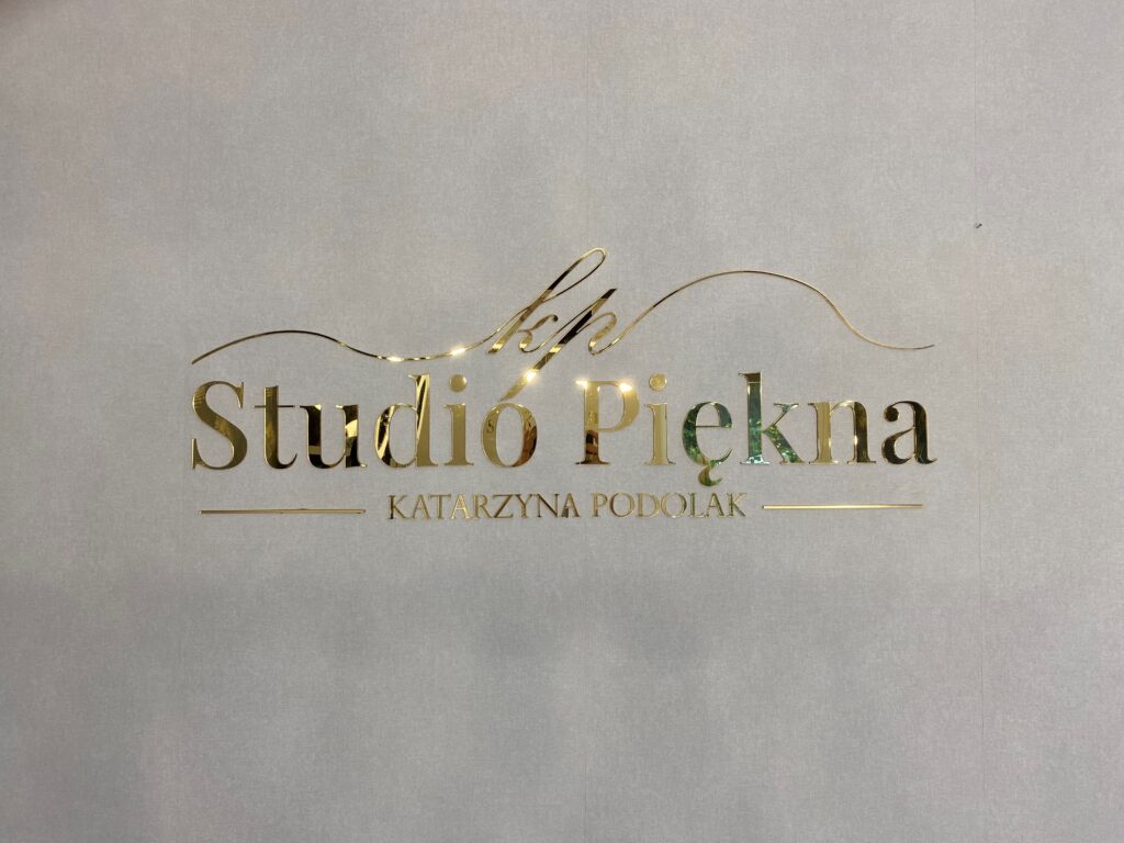 Logo lustrzane z akrylu na ścianę – realizacja DECOPARK