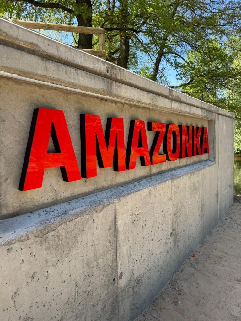 Niepodświetlane logo 3D ze styroduru z licem – realizacja DECOPARK
