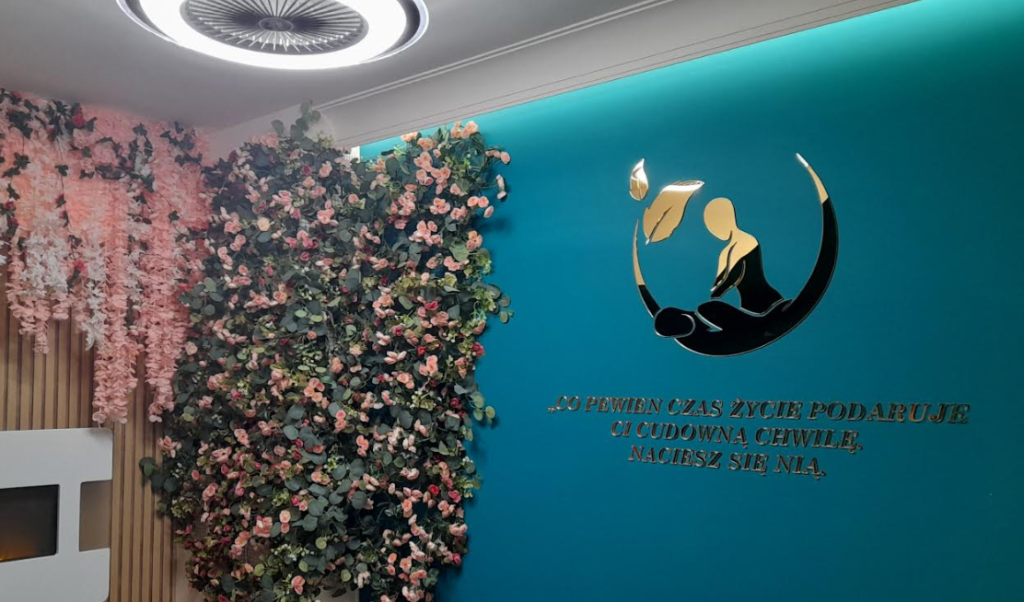 Logo lustrzane z akrylu na ścianę – realizacja DECOPARK