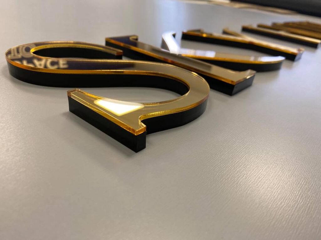 Logo lustrzane z akrylu na ścianę – realizacja DECOPARK