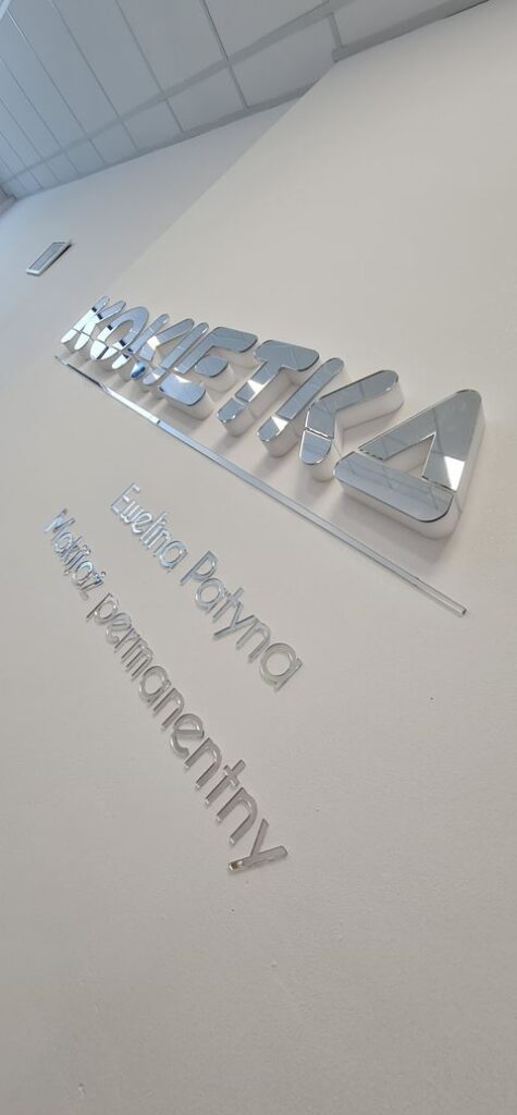 Logo lustrzane z akrylu na ścianę – realizacja DECOPARK