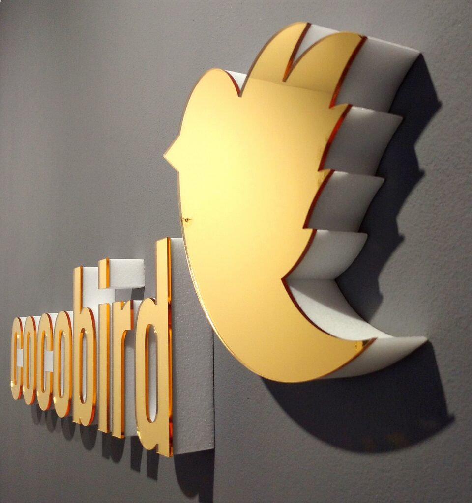Logo lustrzane z akrylu na ścianę – realizacja DECOPARK
