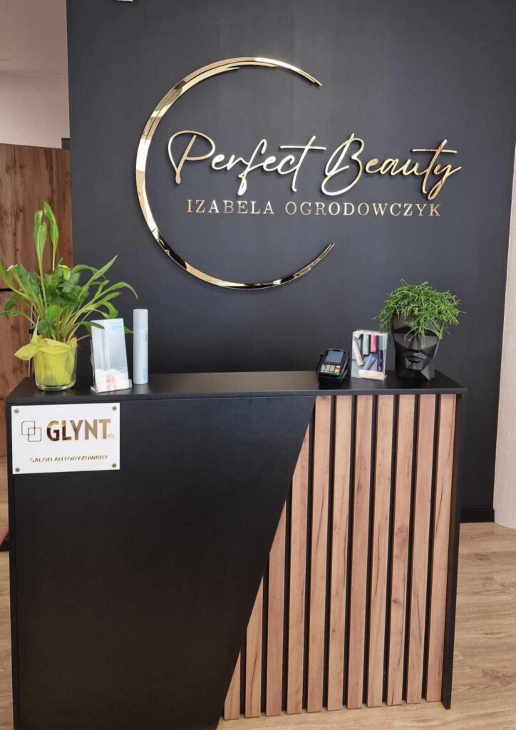 Logo lustrzane z akrylu na ścianę – realizacja DECOPARK