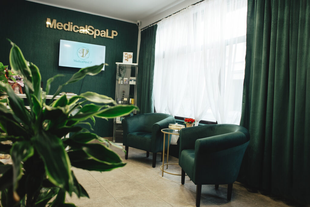 Logo lustrzane z akrylu na ścianę – realizacja DECOPARK