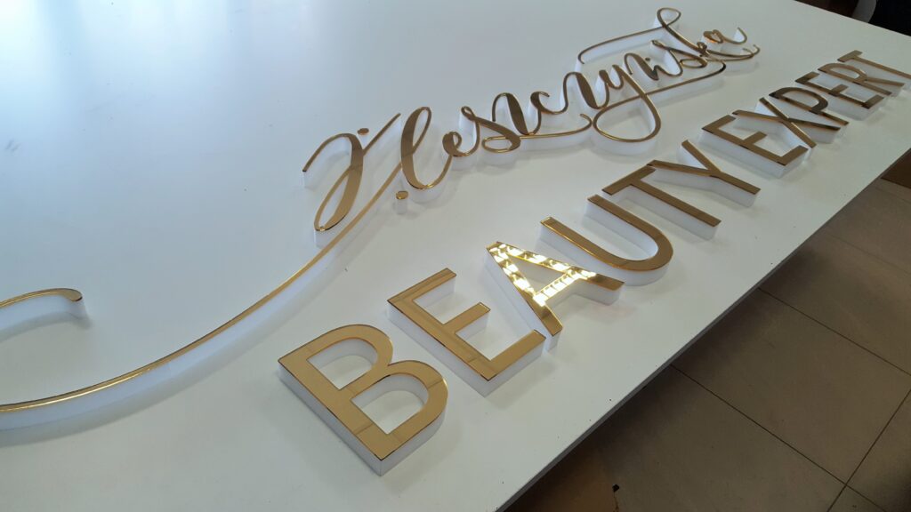 Logo lustrzane z akrylu na ścianę – realizacja DECOPARK