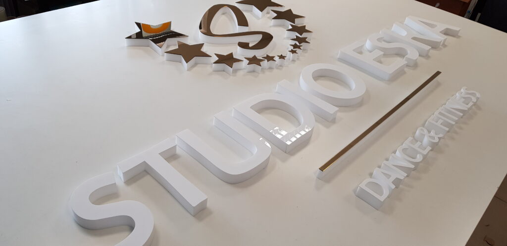 Niepodświetlane logo 3D ze styroduru z licem – realizacja DECOPARK