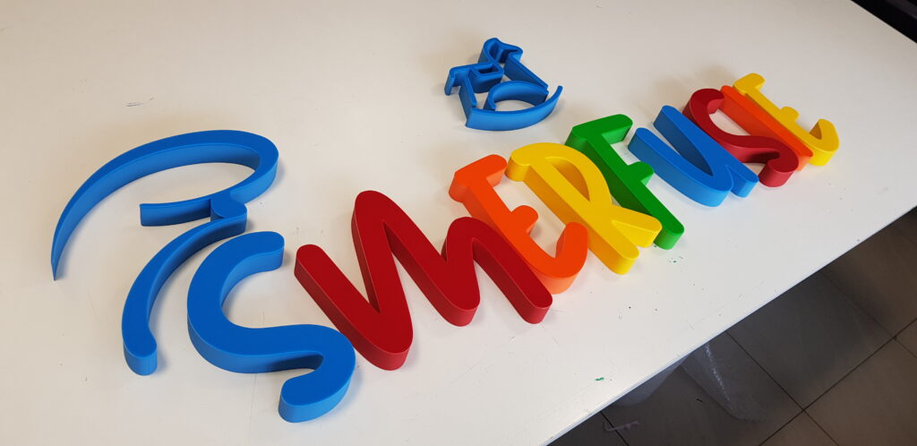 Niepodświetlane logo 3D ze styroduru z licem – realizacja DECOPARK