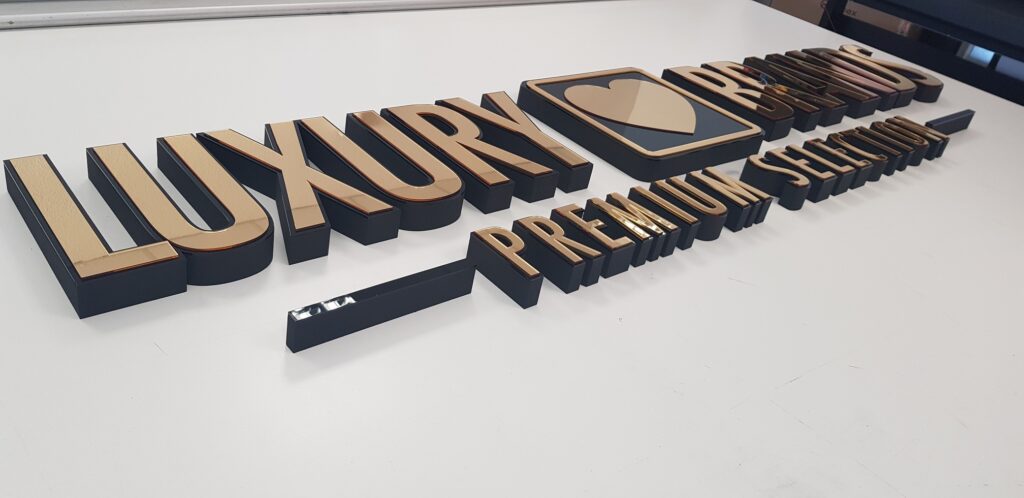 Logo lustrzane z akrylu na ścianę – realizacja DECOPARK