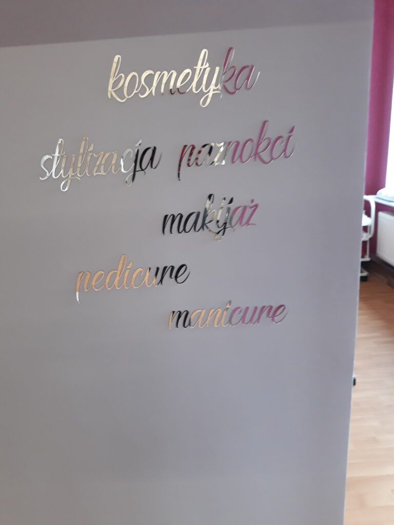 Logo lustrzane z akrylu na ścianę – realizacja DECOPARK