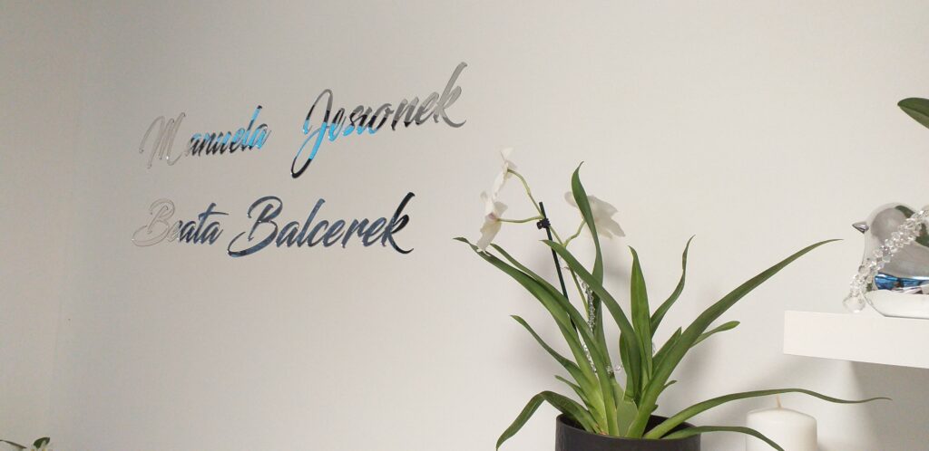 Logo lustrzane z akrylu na ścianę – realizacja DECOPARK