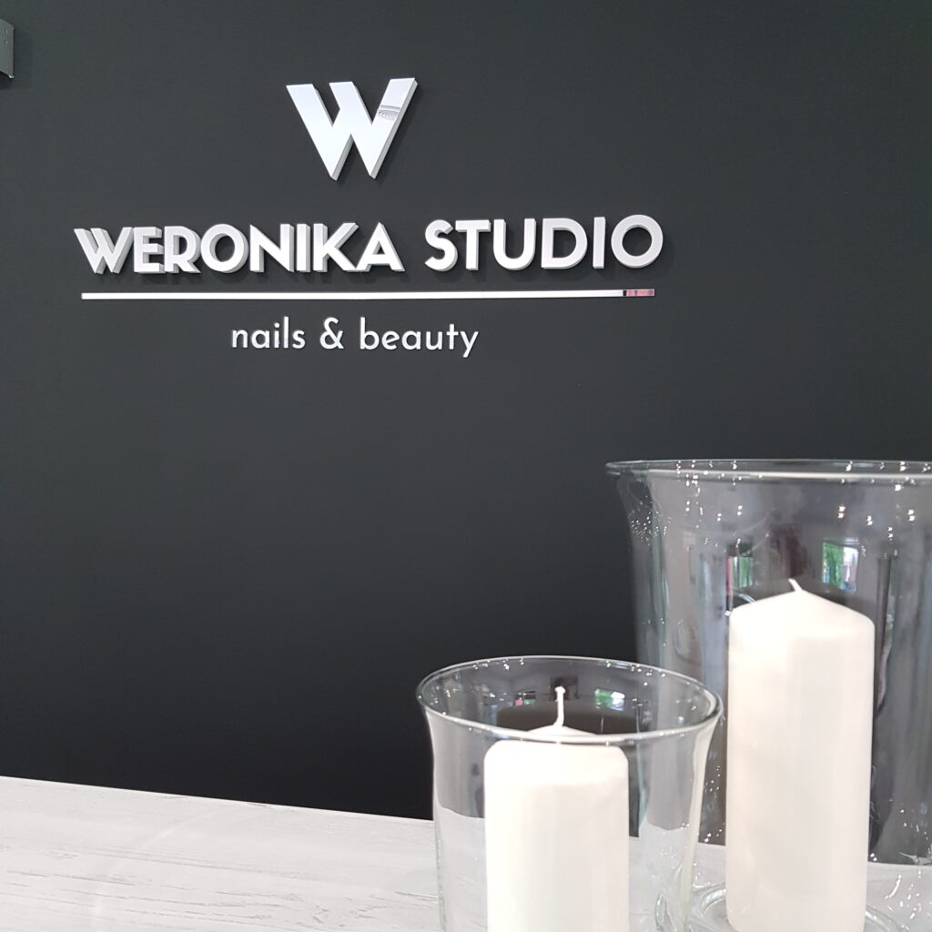 Logo lustrzane z akrylu na ścianę – realizacja DECOPARK