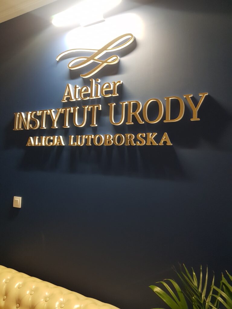 Logo lustrzane z akrylu na ścianę – realizacja DECOPARK