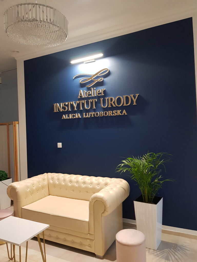 Logo lustrzane z akrylu na ścianę – realizacja DECOPARK