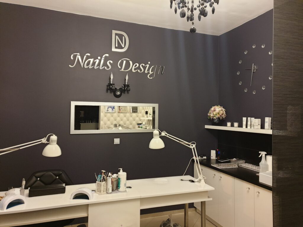 Logo lustrzane z akrylu na ścianę – realizacja DECOPARK