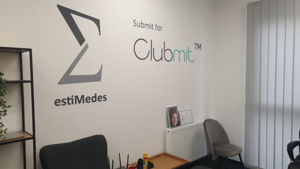 Niepodświetlane logo 3D ze styroduru z licem – realizacja DECOPARK
