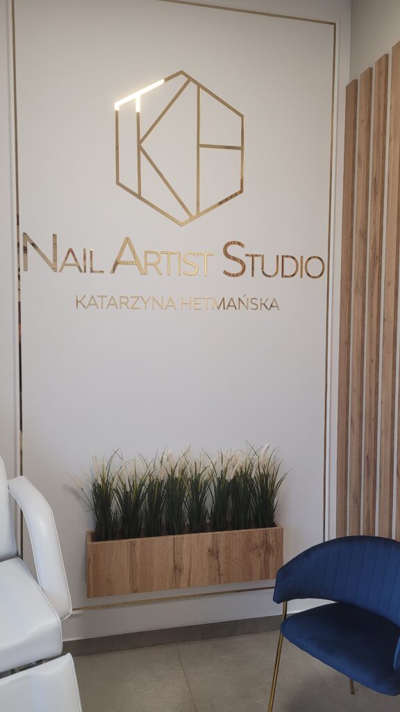 Logo lustrzane z akrylu na ścianę – realizacja DECOPARK