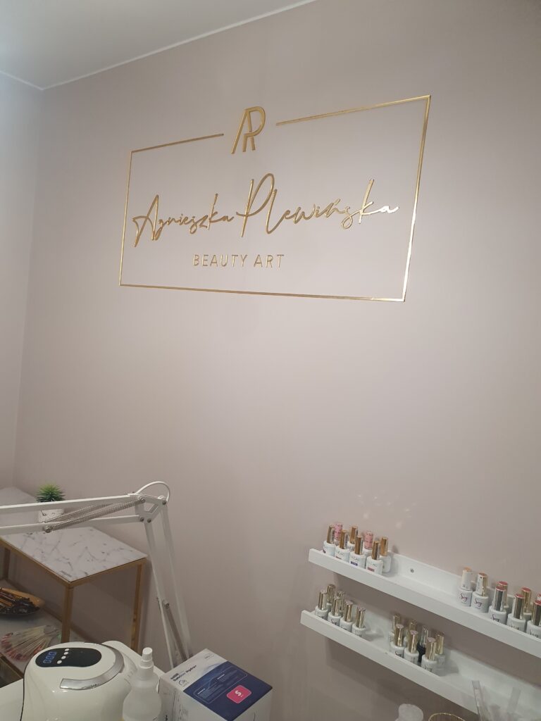 Logo lustrzane z akrylu na ścianę – realizacja DECOPARK