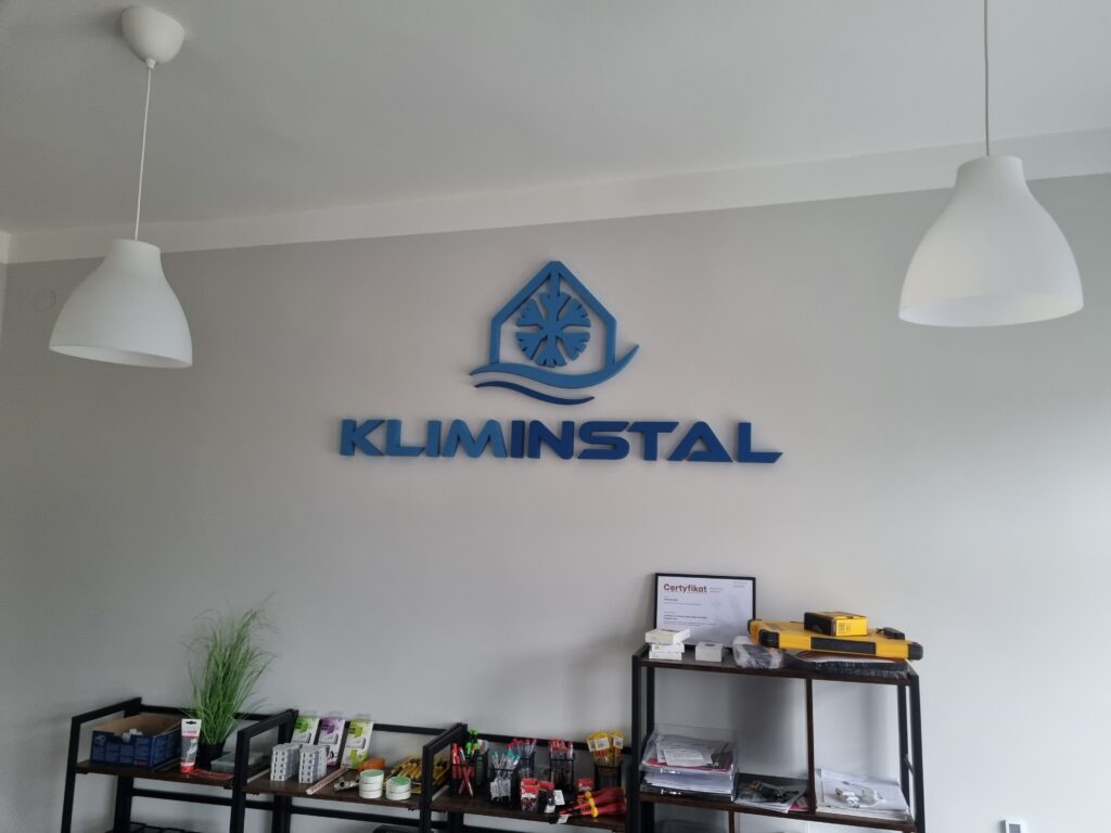 Niepodświetlane logo 3D ze styroduru z licem – realizacja DECOPARK