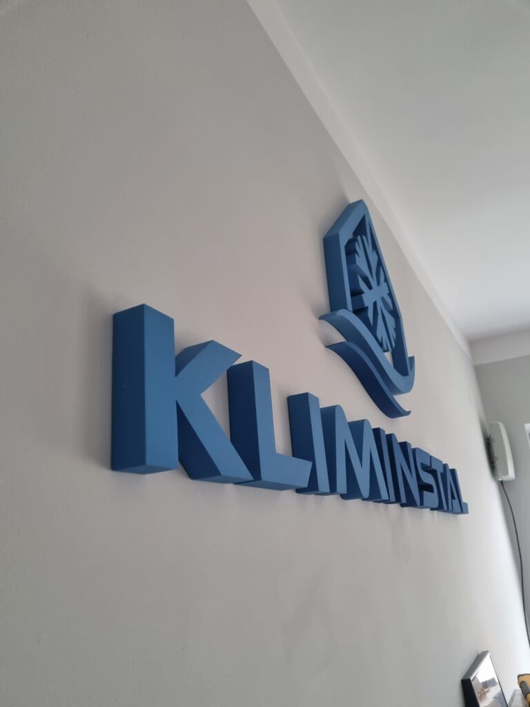 Niepodświetlane logo 3D ze styroduru z licem – realizacja DECOPARK