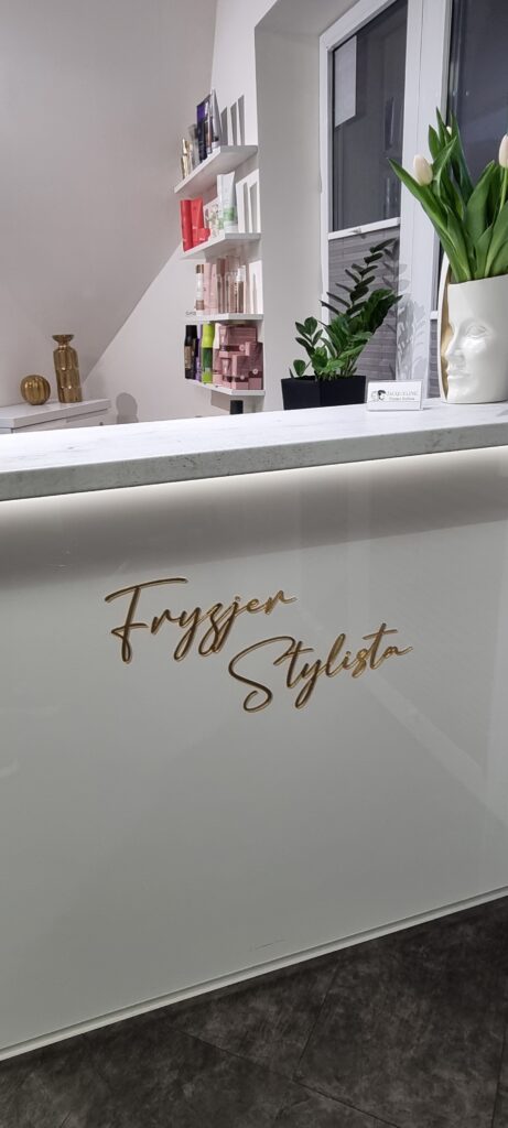 Logo lustrzane z akrylu na ścianę – realizacja DECOPARK