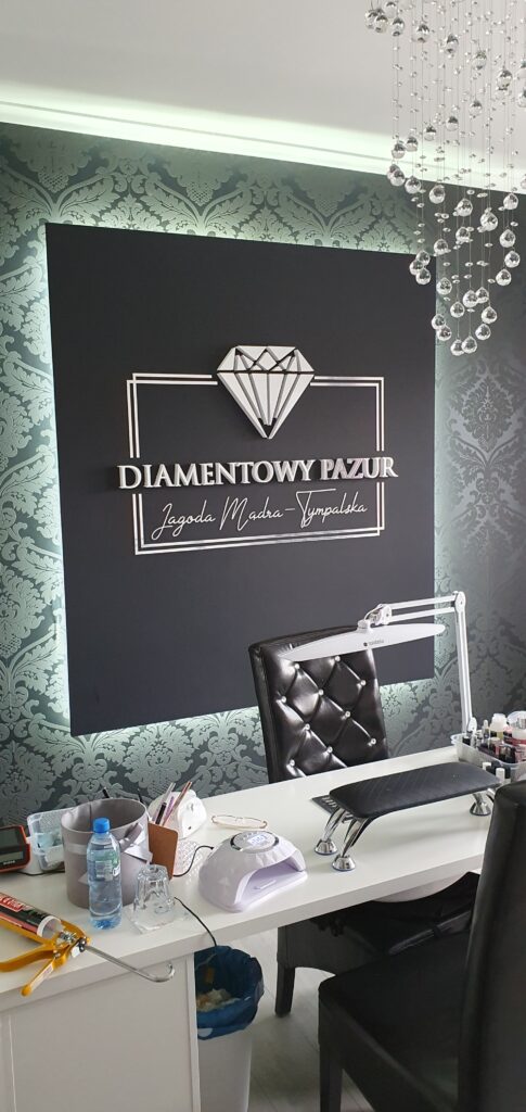 Logo lustrzane z akrylu na ścianę – realizacja DECOPARK