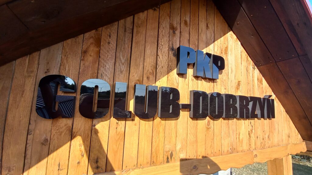 Niepodświetlane logo 3D ze styroduru z licem – realizacja DECOPARK