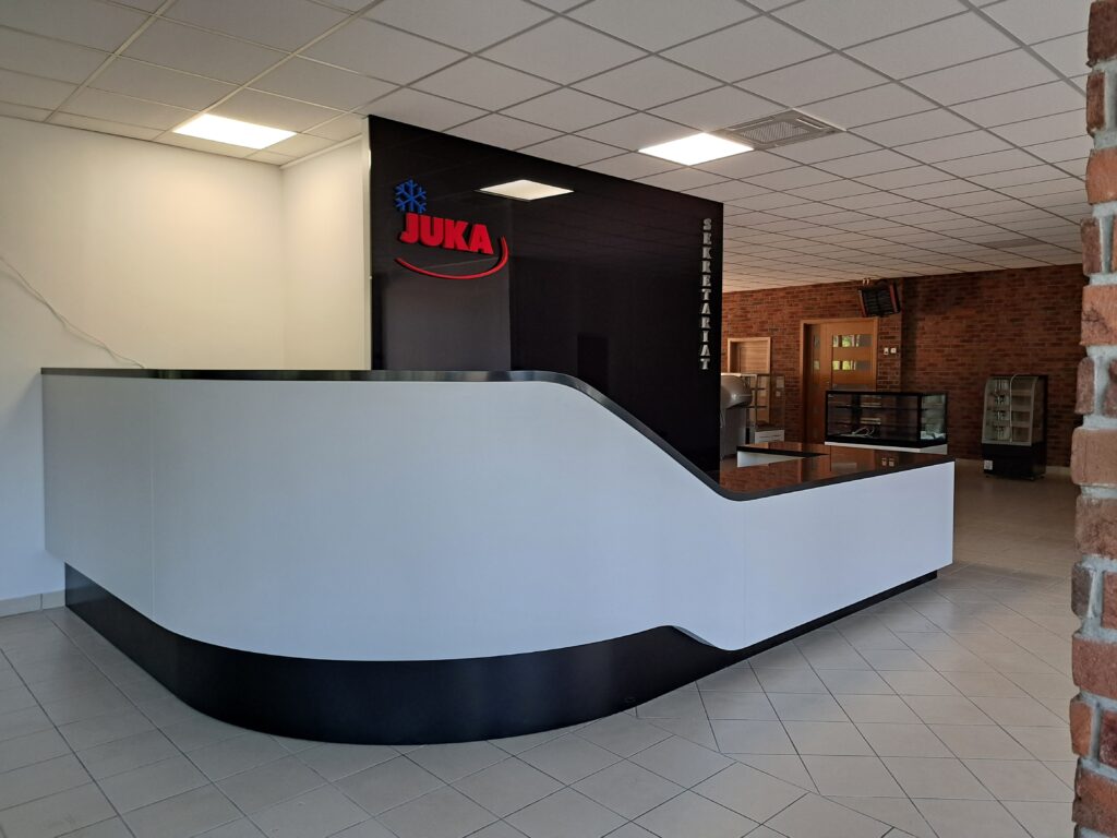 Niepodświetlane logo 3D ze styroduru z licem – realizacja DECOPARK