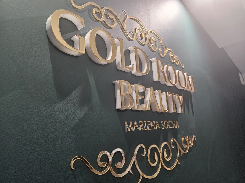Logo lustrzane z akrylu na ścianę – realizacja DECOPARK