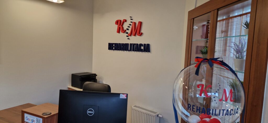 Niepodświetlane logo 3D ze styroduru z licem – realizacja DECOPARK