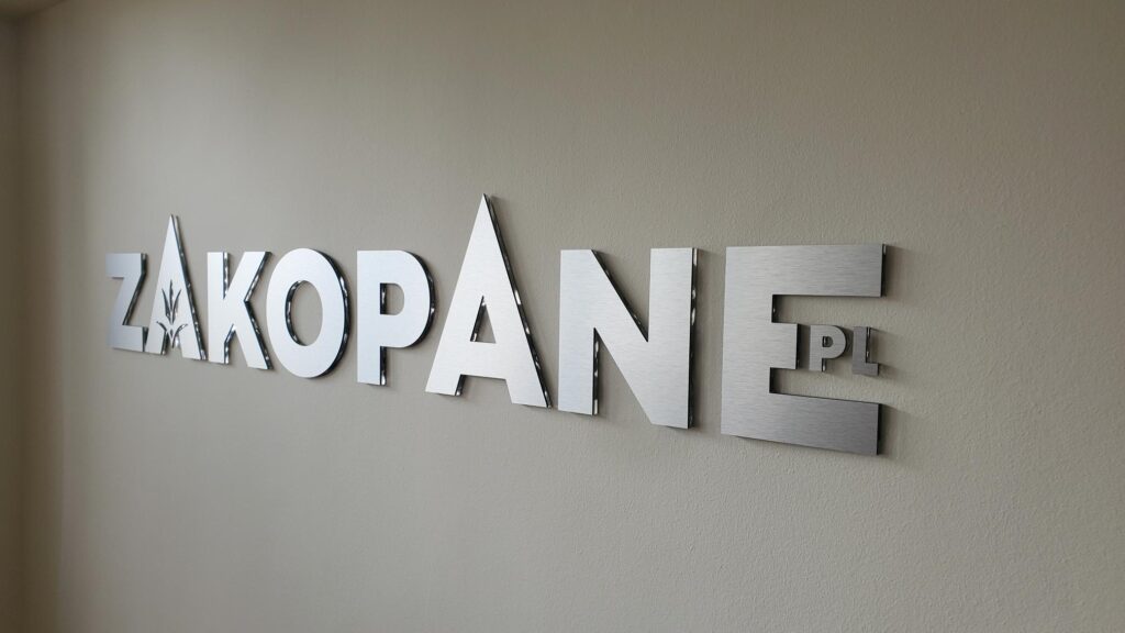 Logo lustrzane z akrylu na ścianę – realizacja DECOPARK
