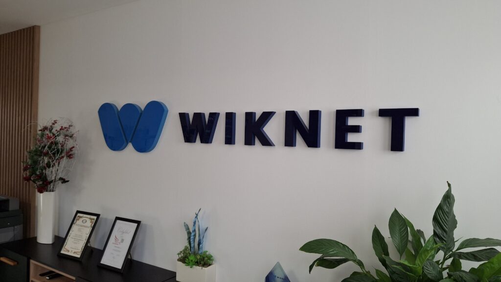 Niepodświetlane logo 3D ze styroduru z licem – realizacja DECOPARK