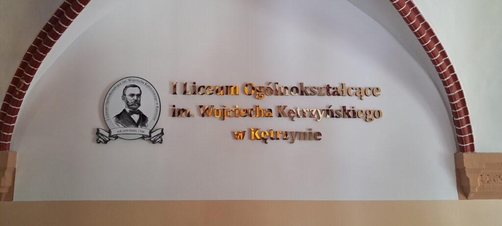 Logo lustrzane z akrylu na ścianę – realizacja DECOPARK