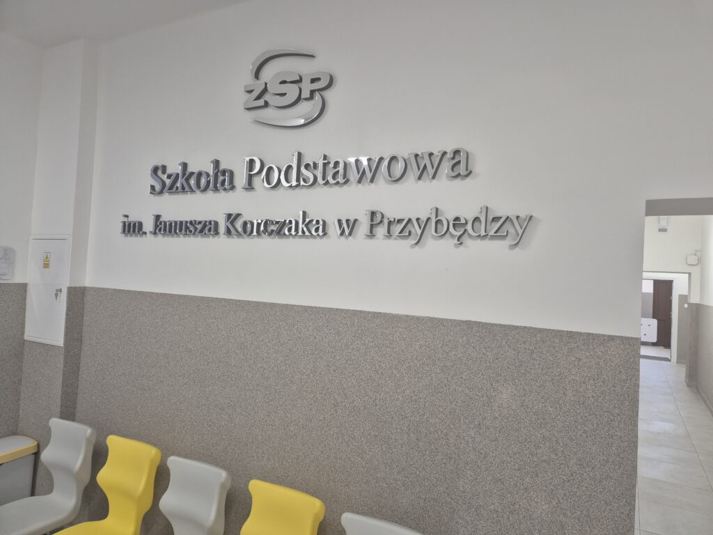 Niepodświetlane logo 3D ze styroduru z licem – realizacja DECOPARK
