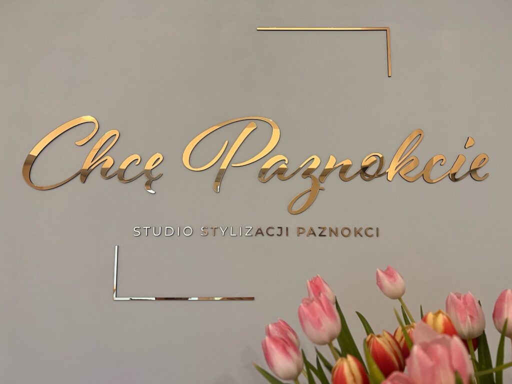 Logo lustrzane z akrylu na ścianę – realizacja DECOPARK
