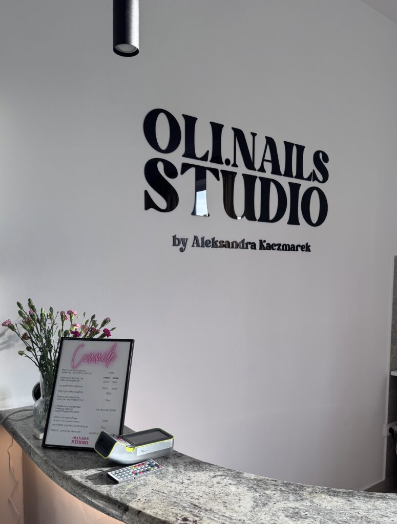Niepodświetlane logo 3D ze styroduru z licem – realizacja DECOPARK