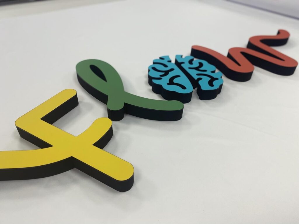 Niepodświetlane logo 3D ze styroduru z licem – realizacja DECOPARK