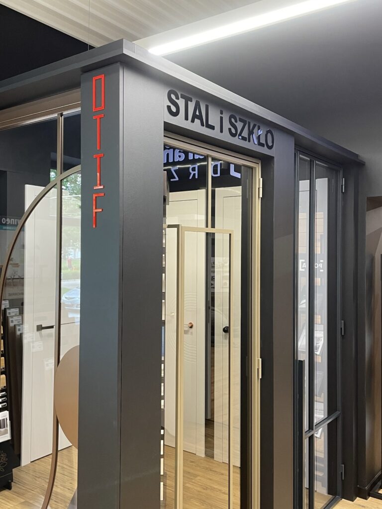 Niepodświetlane logo 3D ze styroduru z licem – realizacja DECOPARK