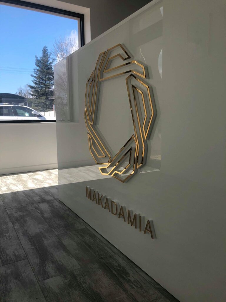 Logo lustrzane z akrylu na ścianę – realizacja DECOPARK