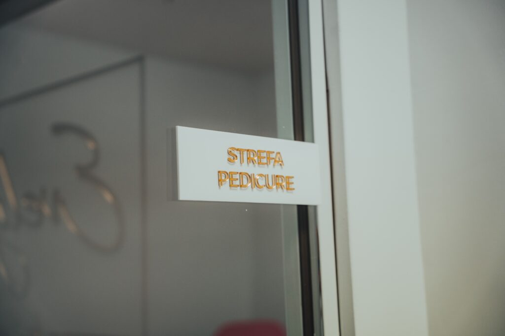 Logo lustrzane z akrylu na ścianę – realizacja DECOPARK