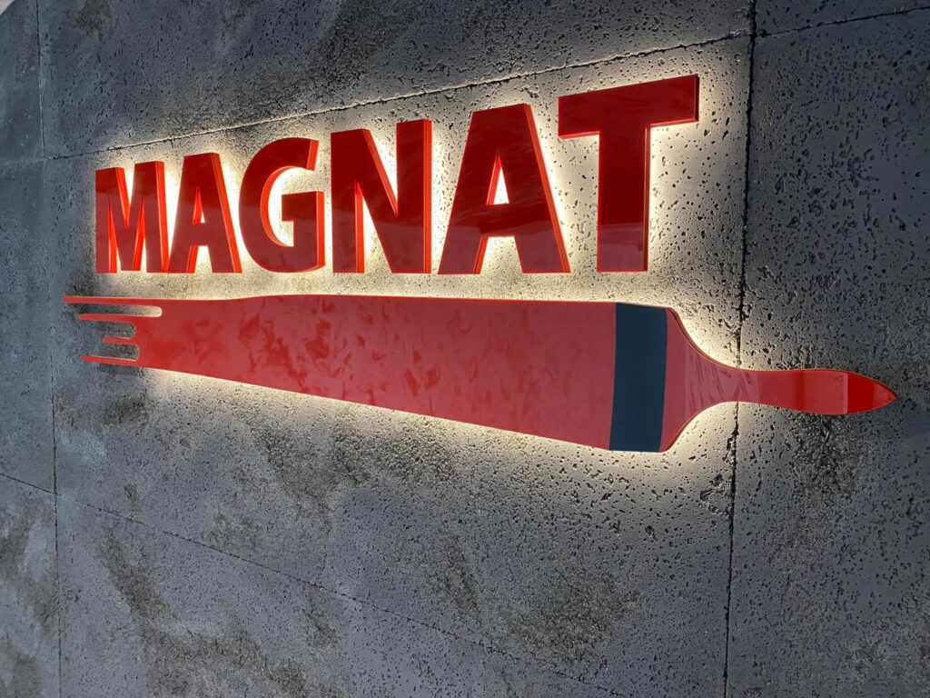 Litery HALO z PCV podświetlane od tyłu – realizacja DECOPARK