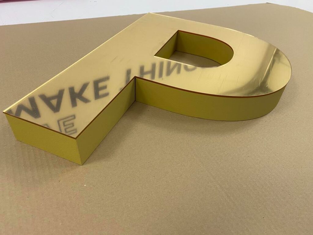 Logo lustrzane z akrylu na ścianę – realizacja DECOPARK