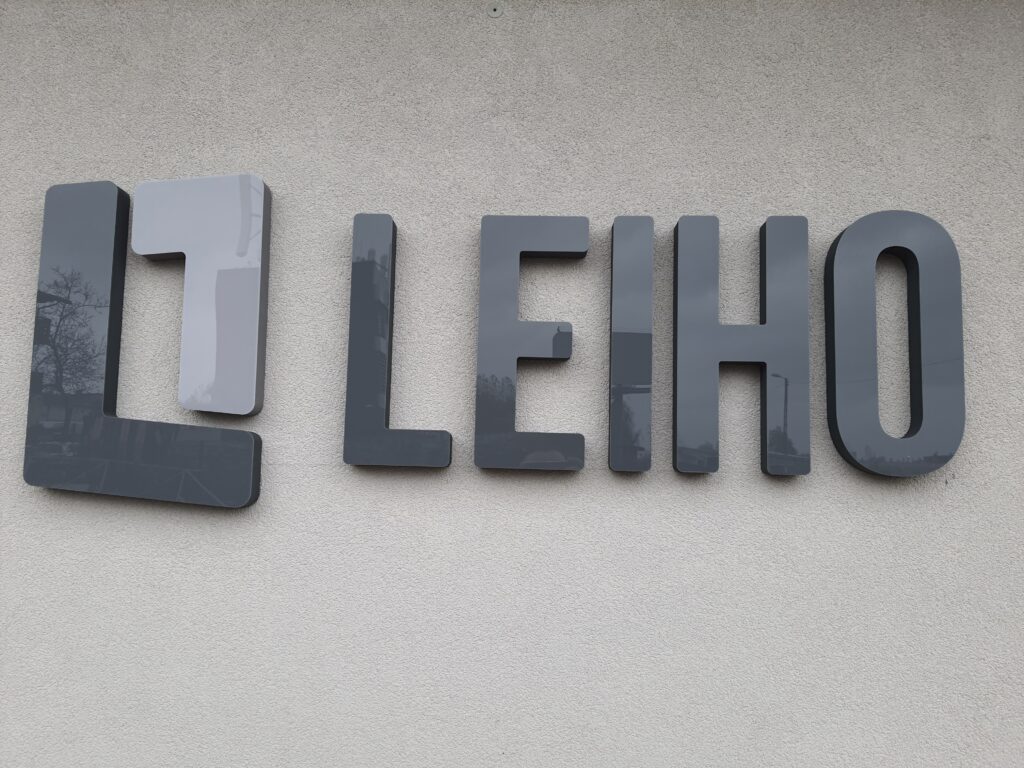 Niepodświetlane logo 3D ze styroduru z licem – realizacja DECOPARK