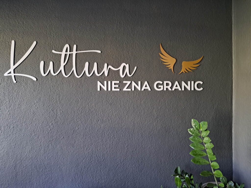 Niepodświetlane logo 3D ze styroduru z licem – realizacja DECOPARK