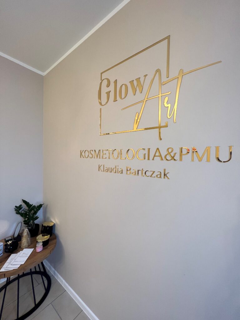 Logo lustrzane z akrylu na ścianę – realizacja DECOPARK