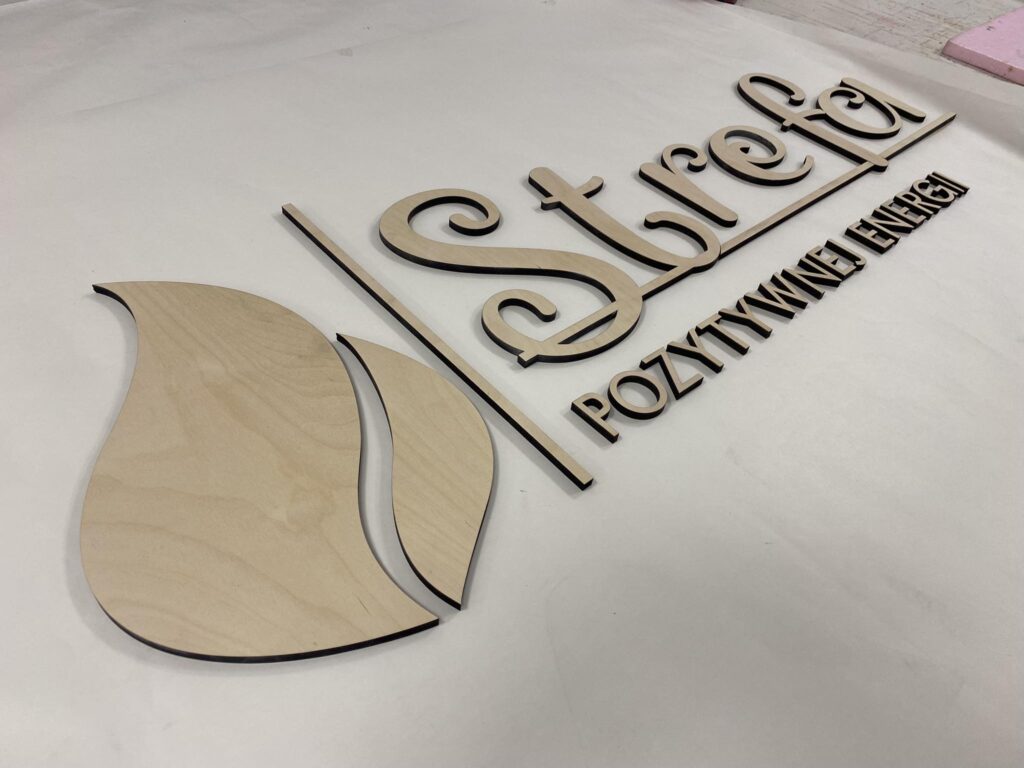Niepodświetlane logo 3D ze styroduru z licem – realizacja DECOPARK