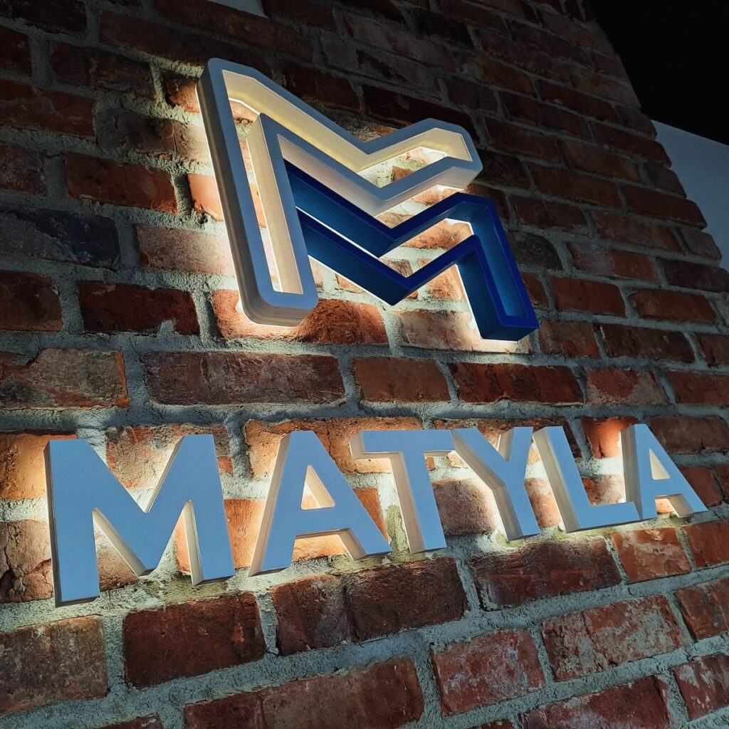 Litery HALO z PCV podświetlane od tyłu – realizacja DECOPARK